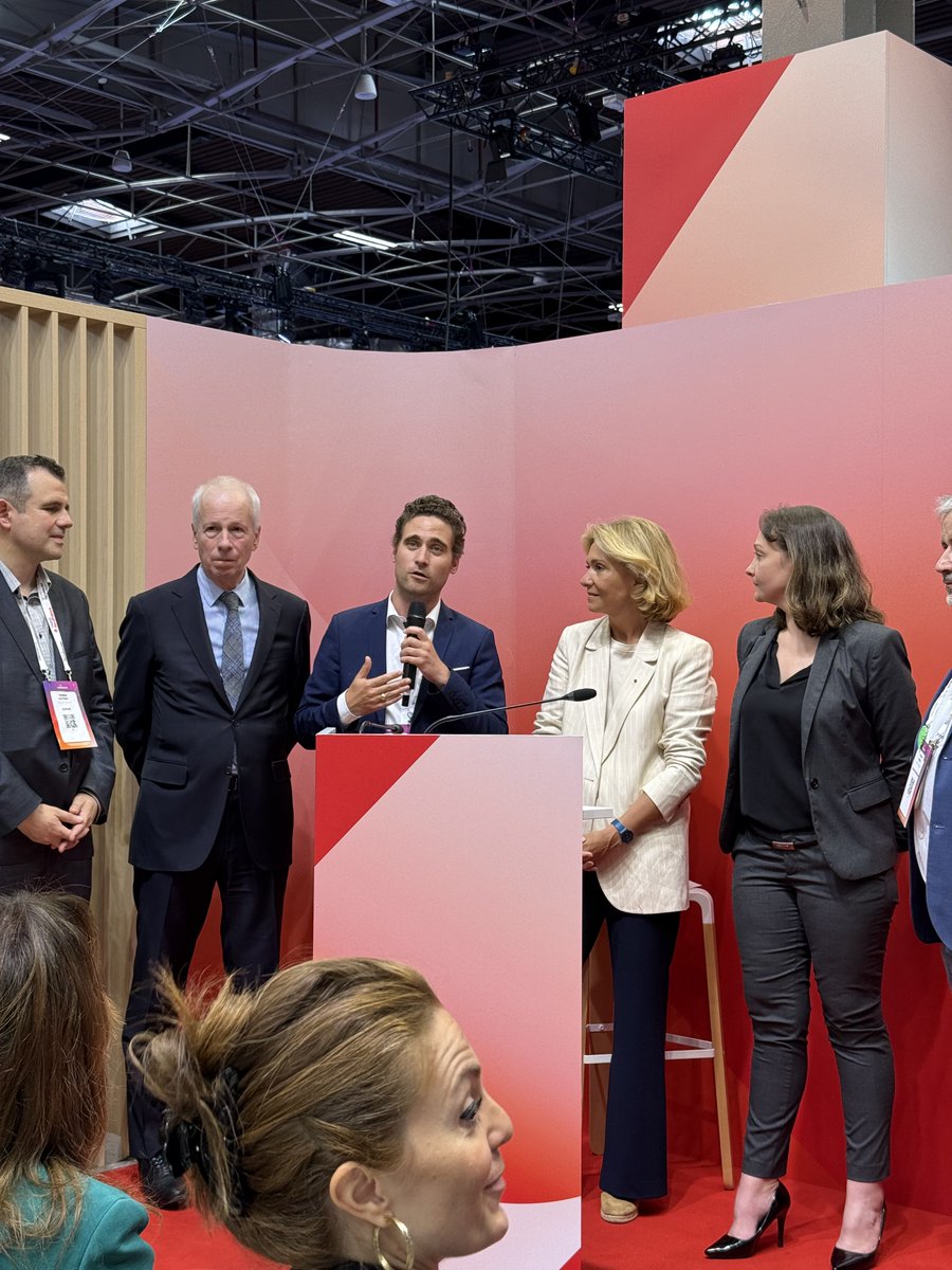 ChooseParisReg's tweet image. 🚀☀️ #VivaTech | @vpecresse et @ADublanche sont sur le stand du pavillon de l’@iledefrance ➡️ Annonces
#FemTech Lancement du premier fond en Europe
#Radium Lauréat du Challenge AI for health
#Investissement dans les infrastructures souveraines et défendre le leadership francilien