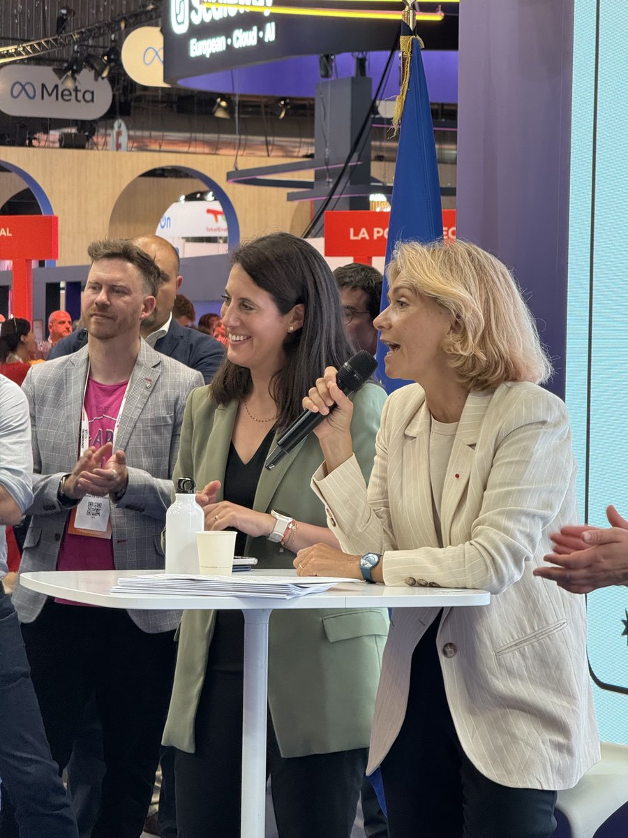 ChooseParisReg's tweet image. 🚀☀️ #VivaTech | @vpecresse et @ADublanche sont sur le stand du pavillon de l’@iledefrance ➡️ Annonces
#FemTech Lancement du premier fond en Europe
#Radium Lauréat du Challenge AI for health
#Investissement dans les infrastructures souveraines et défendre le leadership francilien