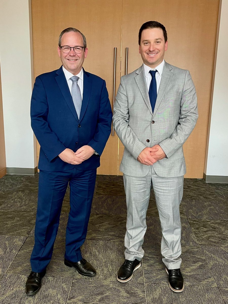 SJB_CAQ's tweet image. Première mission productive à Toronto pour discuter de notre avenir économique, de notre autonomie au sein de la fédération, de l'accompagnement des victimes et du changement d’heure. Merci aux ministres @Sflecce , @stcrawford2 , @douglasdowney et @C_Mulroney pour l'accueil !