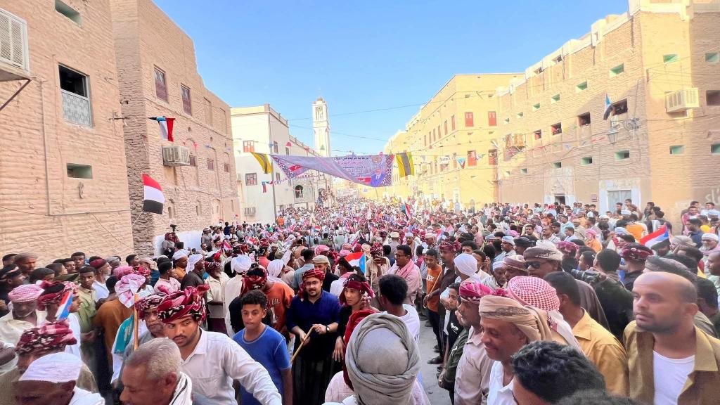 ابناء سيؤن عصر اليوم بمناسبة عيد الاضحى المبارك بساحة المطلع سحيل سيؤن ٫ حاملين اعلام دولة الجنوب ٫ وصور الرئيس عيدروس قاسم الزبيدي . قلنا لكم الانتقالي رقم صعب ٫ وفي قلوب جميع ابناء الجنوب ٫ فكل يوم يسقط المراهنين على اسقاطه لخدمة اجندات الاحتلال
