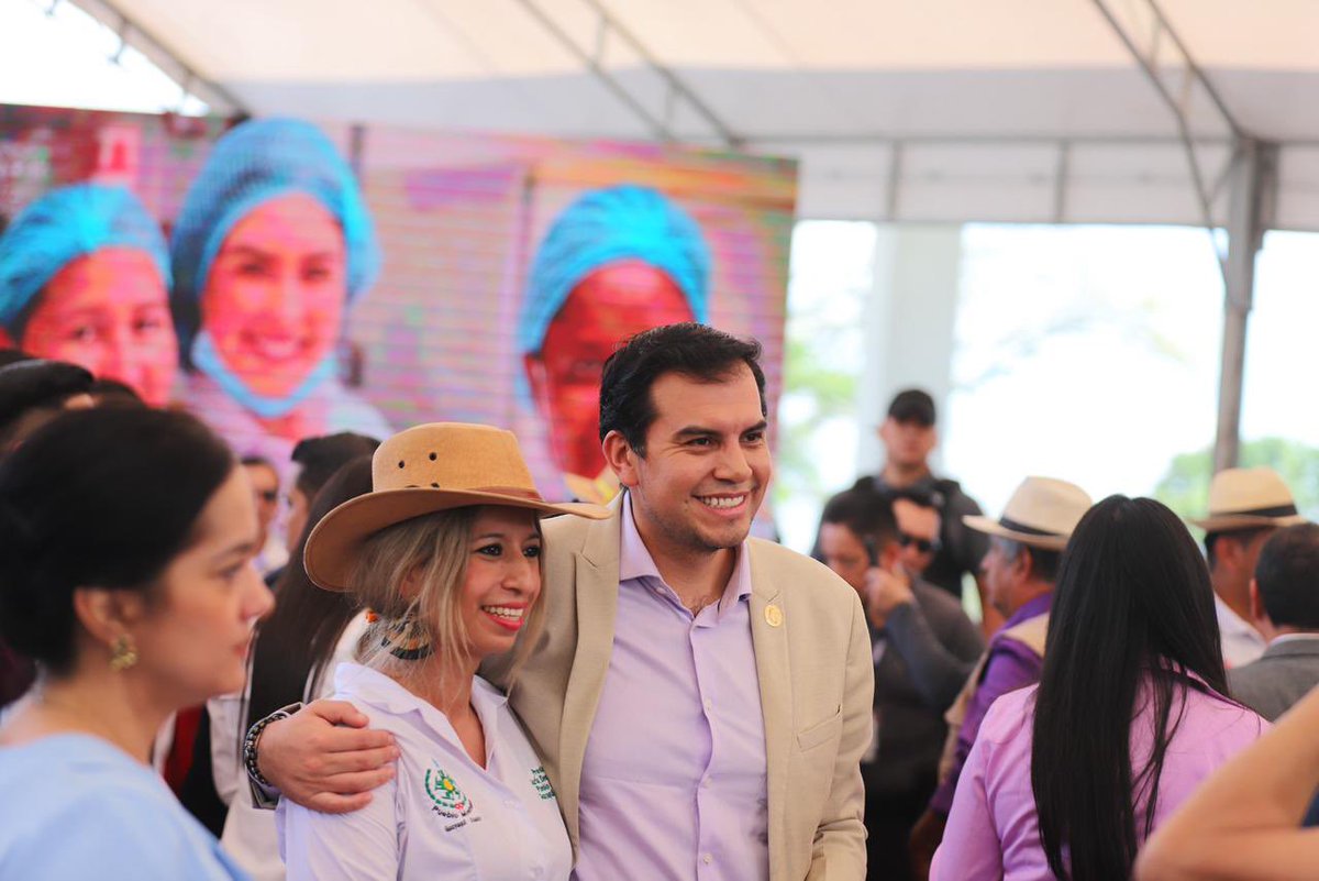 DHumanoEc's tweet image. 📍 El ministro @haburbano acompañó al presidente @DanielNoboaOk en la entrega de 💵 800 mil dólares en fondos no reembolsables del proyecto #PROFECPIAM.
🤝 Apoyo a organizaciones indígenas, afroecuatorianas y montubias para fortalecer su producción con inclusión financiera y…