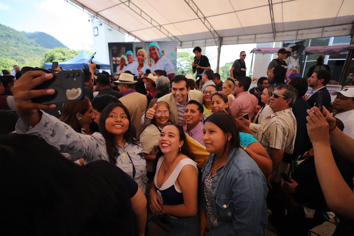 DHumanoEc's tweet image. 📍 El ministro @haburbano acompañó al presidente @DanielNoboaOk en la entrega de 💵 800 mil dólares en fondos no reembolsables del proyecto #PROFECPIAM.
🤝 Apoyo a organizaciones indígenas, afroecuatorianas y montubias para fortalecer su producción con inclusión financiera y…