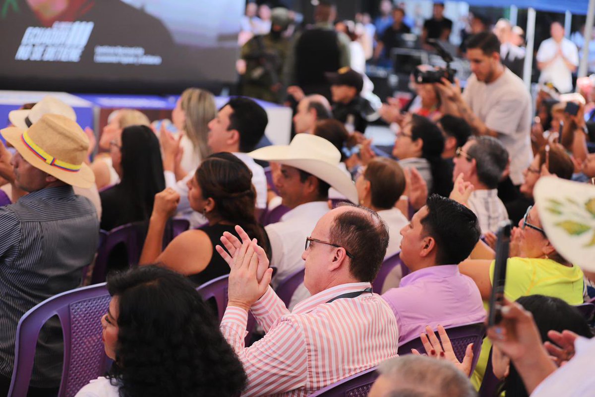 DHumanoEc's tweet image. 📍 El ministro @haburbano acompañó al presidente @DanielNoboaOk en la entrega de 💵 800 mil dólares en fondos no reembolsables del proyecto #PROFECPIAM.
🤝 Apoyo a organizaciones indígenas, afroecuatorianas y montubias para fortalecer su producción con inclusión financiera y…