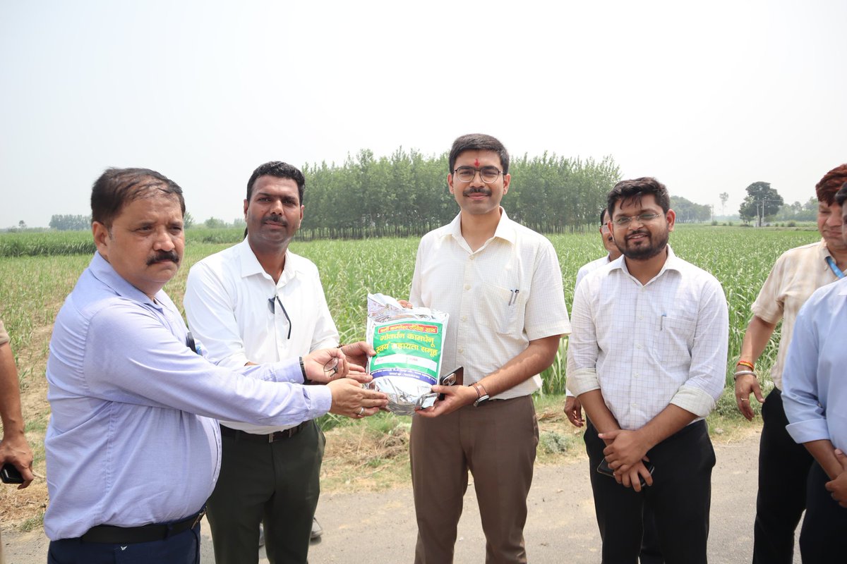 SaharanpurDm's tweet photo. जिलाधिकारी @mbansal_ias ने ग्राम पंचायत कांकरकुई में लाइट हाउस इनिशिएटिव के अंतर्गत आईटीसी द्वारा चलाए जा रहे ठोस एवं तरल अपशिष्ट प्रबंधन कार्यक्रम का भी अवलोकन किया गया। जिसमे स्वयं सहायता समूह द्वारा डोर टू डोर कचरा उठान एवं आरआरसी पर गीले कचरे का प्रबंधन का भी अवलोकन किया गया।
@CMOfficeUP @UPGovt @ChiefSecyUP @spgoyal @ITCCorpCom @SaharanpurCdo @InfoDeptUP @uppanchayatiraj @InfoDeptUP