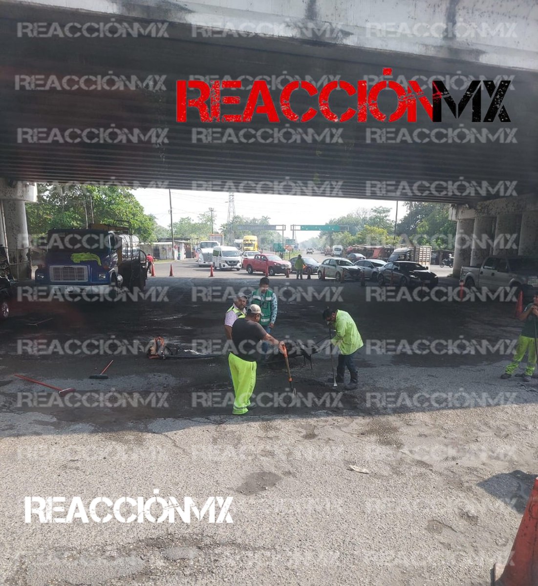 #Entérate⚠️|| Siguen las labores de mantenimiento abajo del puente La Isla, carretera Villahermosa a Cárdenas, lo que genera caos vial en la zona.

#Reacciónmx #Cunduacán #AlertaVial 📸