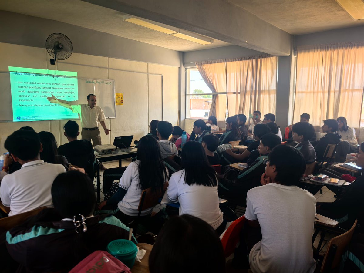 Recientemente he tenido el gran privilegio de ir a charlar con estudiantes de primaria y de bachillerato de #Cholula sobre el quehacer científico y sobre aplicaciones de IA en el área de salud metal. Me alegró mucho ver su interés y emoción , especialmente en los más pequeños.