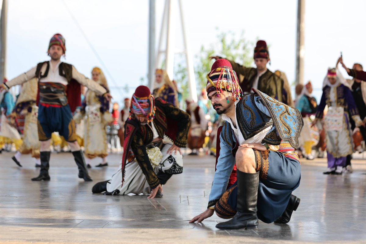 📍Hendek Bayraktepe Etkinlik Alanı

Valimiz Sayın Rahmi Doğan, Eşi Gülden Gülüzar Doğan Hanımefendi ve ilçe protokoklü ile birlikte Türkiye Yüzyılı Maarif Modeli kapsamında düzenlenen Halk Dansları Şenliği programına katıldı.

Programda, ilimiz Maarif Halk Dansları topluluğunun