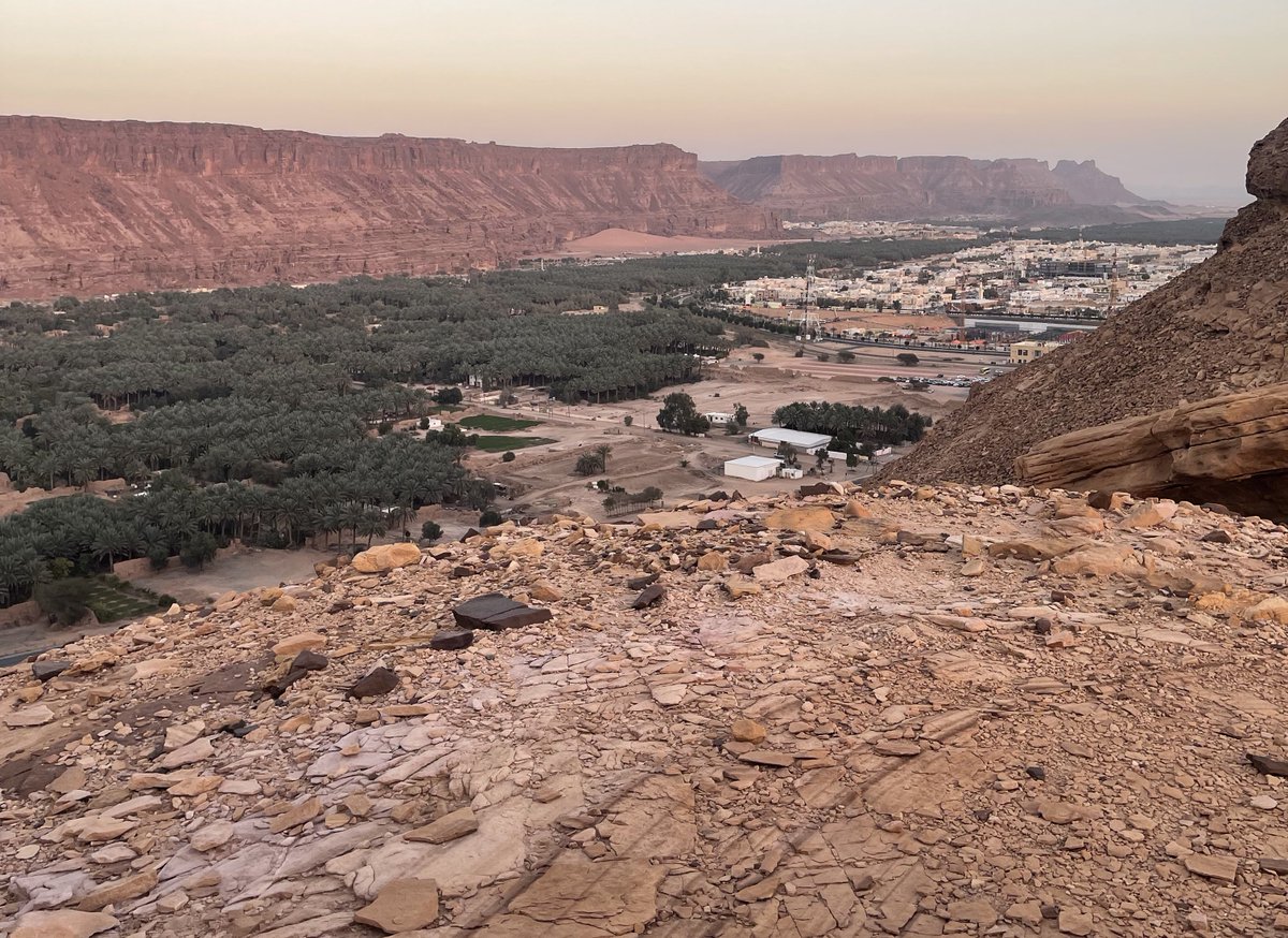 وسبب تسميتها #العلا انها قامت على أنقاض قصبة وادي القُرى المُسَمَّى "قُرح"، وهو موضع كان بالوادي من صدره، فغلب عليه اسم العُلا، لأنه أعلى الوادي، وكانت "قُرح" سوقاً مشهورة من أسواق العرب في الجاهلية، وفيها مسجد قُرح الذي بناه رسول الله ﷺ في مسيره إلى تبوك.

📚 كتاب غزوة مؤتة