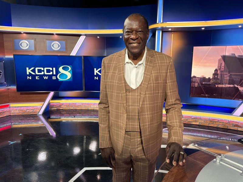 TuckerV03's tweet photo. On behalf of myself, @etzama22 and everyone who loves @DrakeUniversity, congratulations to this  @DrakeBulldogsMB LEGEND and Iowa broadcasting ICON, on his induction into the Broadcasters Hall of Fame today! https://t.co/yvEQb7hQRt