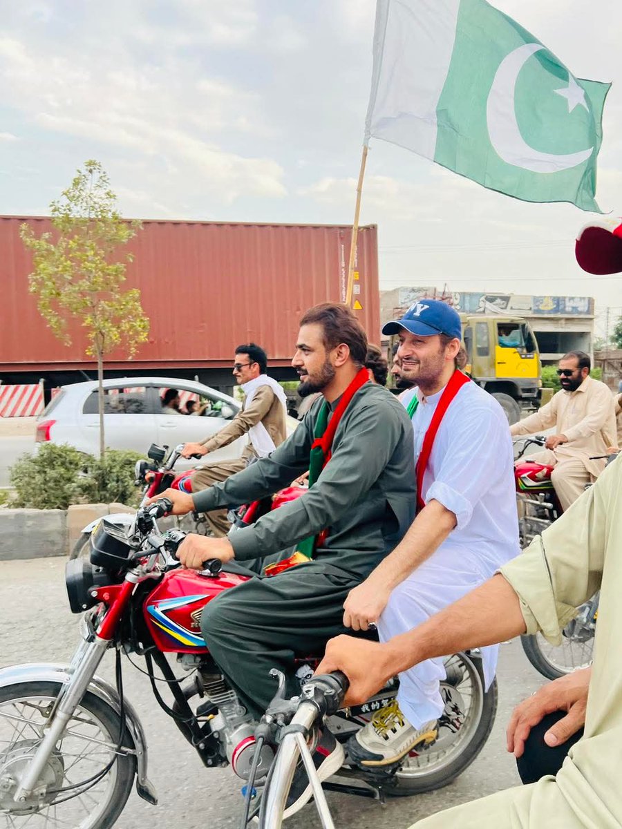 کچھ کور باطنوں کی نظر تنگ ہی سہی
یہ زر کی جنگ ہے نہ زمینوں کی جنگ ہے

یہ جنگ ہے بقا کے اصولوں کے واسطے
جو خون ہم نے نذر دیا ہے زمین کو

وہ خون ہے گلاب کے پھولوں کے واسطے
پھوٹے گی صبح امن لہو رنگ ہی سہی
#ReleaseImranKhan
