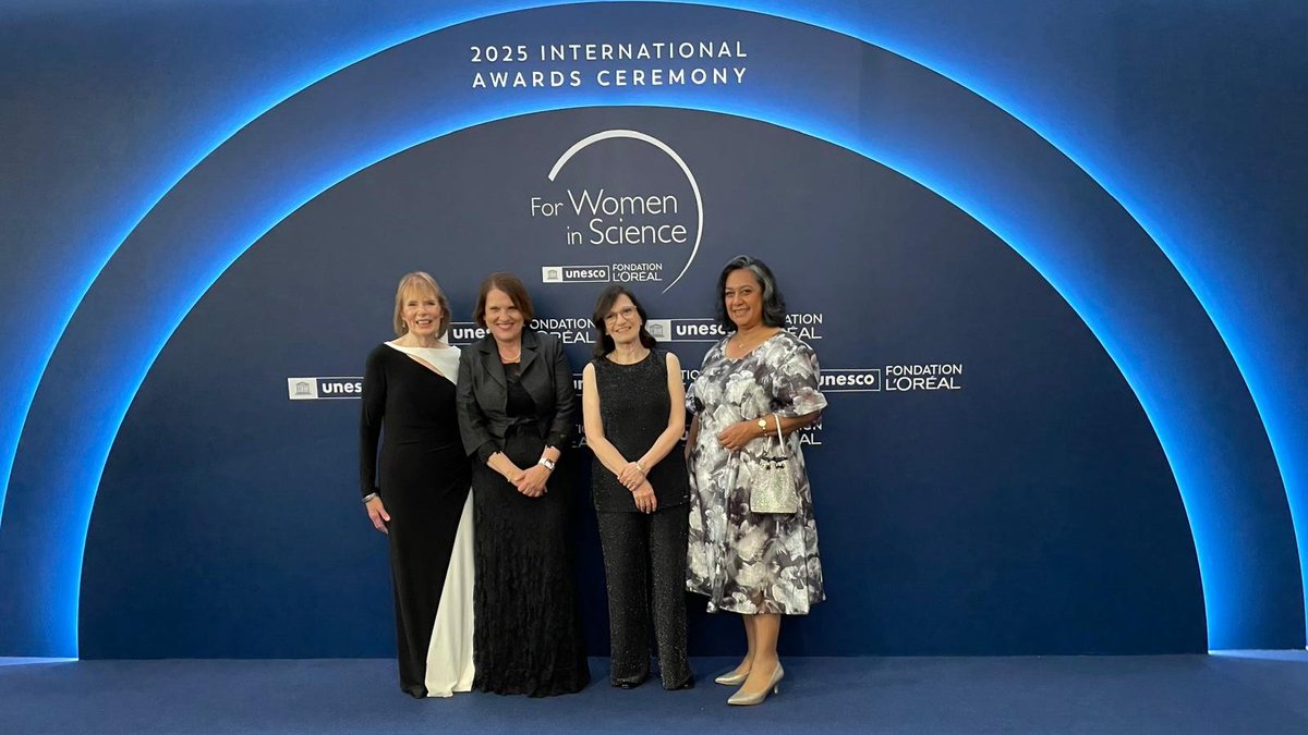 <a href="/claudia_felser/">Claudia Felser</a> (2nd from left) receives the 2025 L'Oréal-UNESCO For Women in Science Award alongside fellow laureates:
Felser is honored for her groundbreaking work on topological quantum materials. 🏆
🔴 Livestream at 7:30 PM (CEST):
 youtube.com/live/qk4743Udh…
#ForWomenInScience