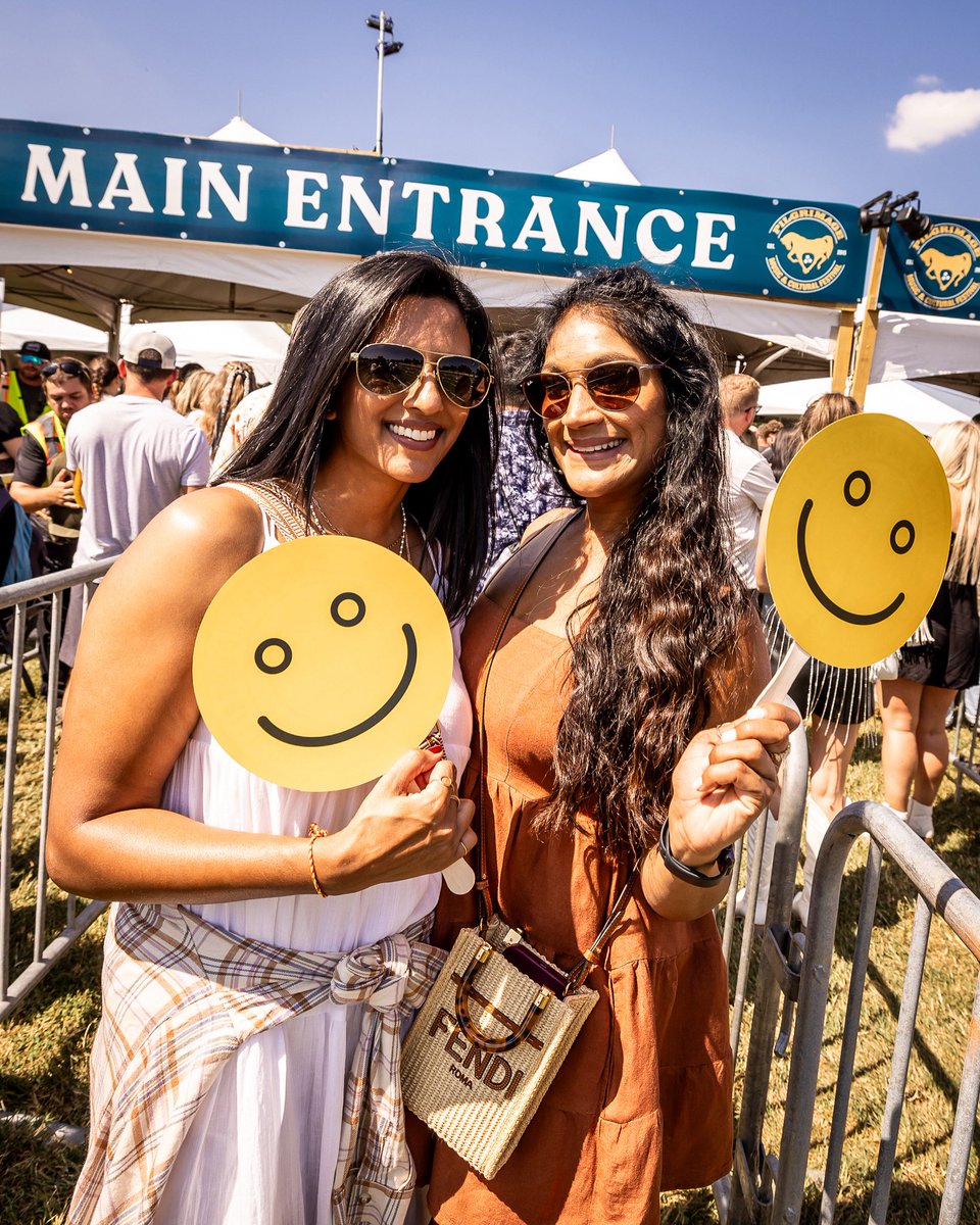 Live music makes us happy 😀✨💛 #MakeThePilgrimage