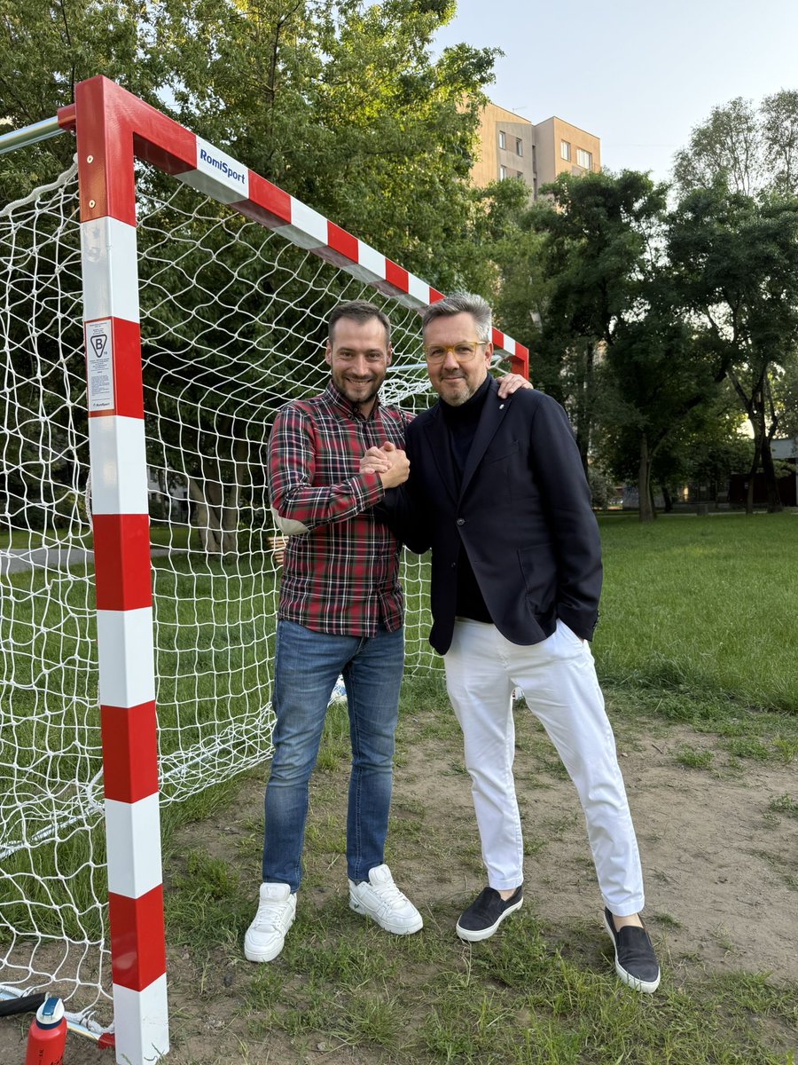 Sebastian Staszewski (@s_staszewski) on Twitter photo Szybka reakcja <a href="/MaciejWandzel/">Maciek Wandzel</a> i dzieciaki z Kamionka mają nową bramkę. I to z siatką (co to kiedyś był za luksus😜). Dzięki Maćku i niech nam rośnie nowy Lewandowski. Szybka reakcja <a href="/MaciejWandzel/">Maciek Wandzel</a> i dzieciaki z Kamionka mają nową bramkę. I to z siatką (co to kiedyś był za luksus😜). Dzięki Maćku i niech nam rośnie nowy Lewandowski.
