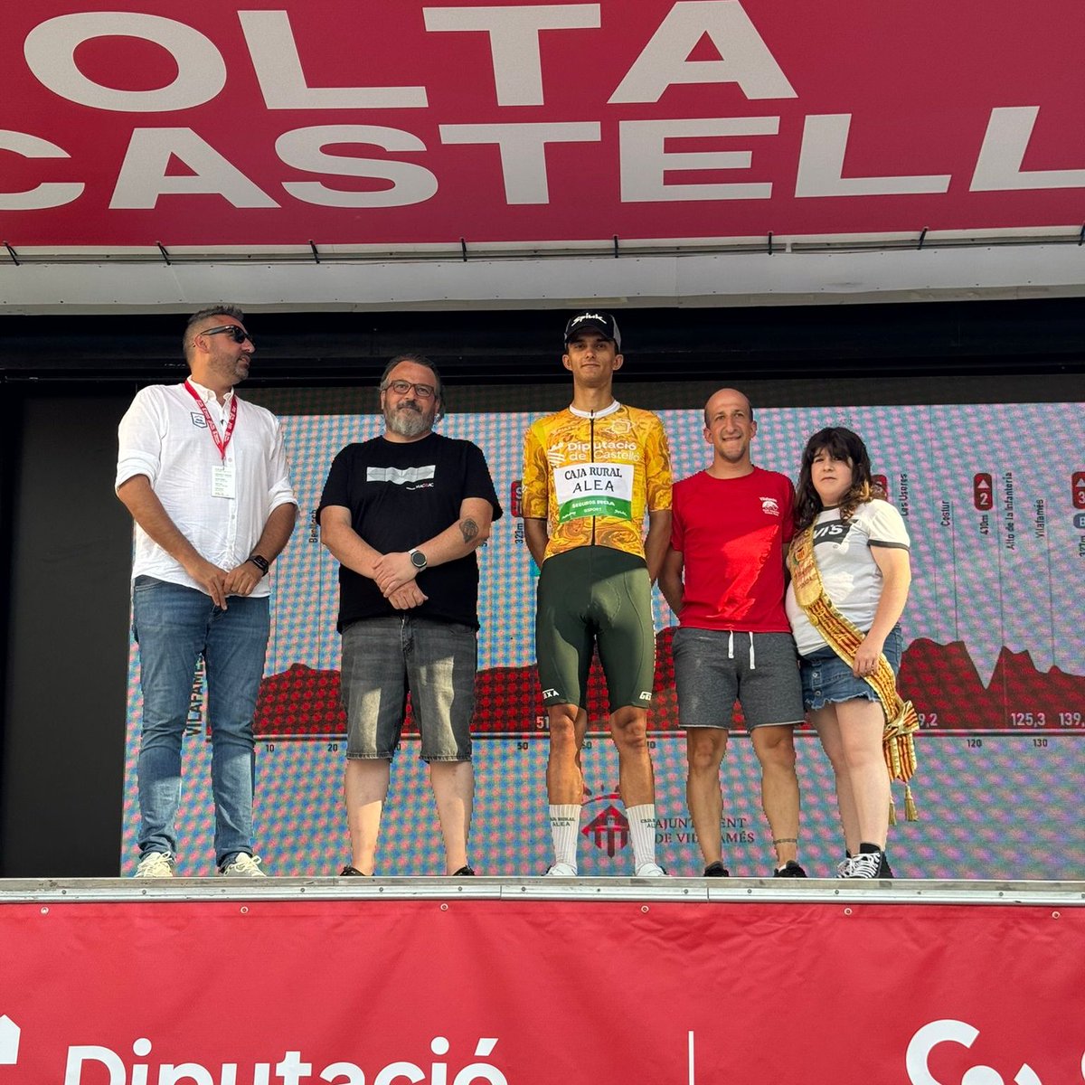 🔥🏆 Estreno triunfal en #VoltaCastello25 gracias a la victoria de <a href="/pablolospitao/">@pablolospitao</a>. Además <a href="/dgiuliano563/">Dario Giuliano</a> ha finalizado 3º.

💯 El extremeño se enfunda un jersey amarillo que defenderá este viernes sobre el desafío del sterrato.

📝  bit.ly/3FKjwyx

#SúmateAlVerde 💚