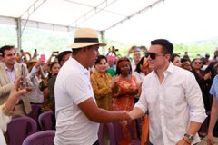 RadioElite997's tweet image. USD 40 millones para fortalecer a las organizaciones indígenas, afroecuatorianas y montubias en todo el país. 🇪🇨 El presidente @DanielNoboaOk lideró la entrega de USD 800 mil no reembolsables como parte del proyecto #Profecpiam.   Estos recursos permitirán promover el…