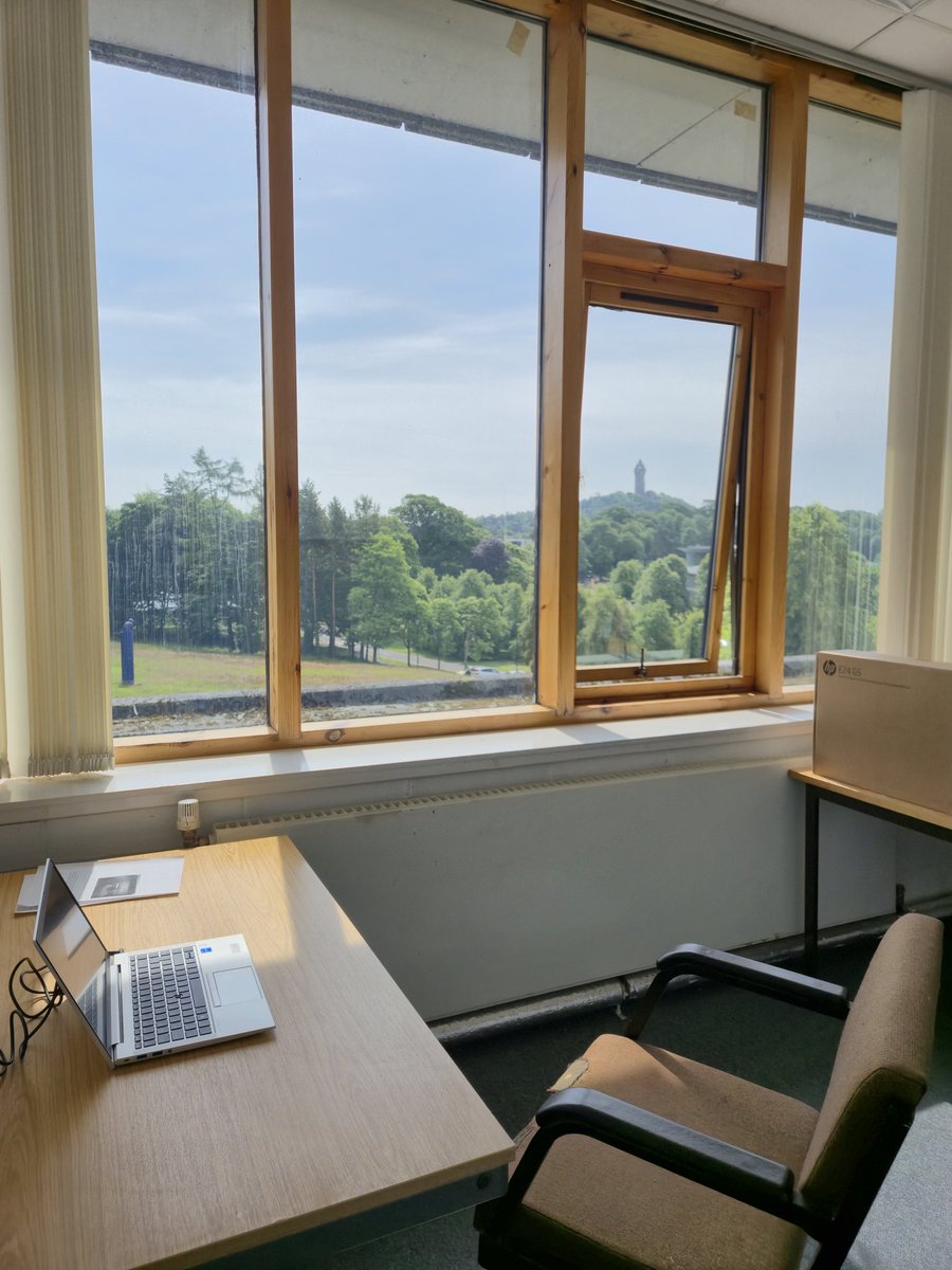 Los inicios pueden ser duros, pero se hacen más llevaderos con estas vistas ♡. 

Mi despachín los próximos tres años con vistas al monumento a William Wallace