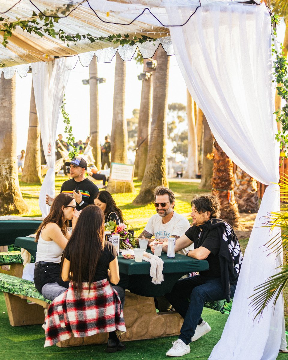 TheOhanaFest's tweet image. Your beachside getaway just got a serious glow-up ✨
Make your Ohana weekend unforgettable with VIP for two: Includes 3-day VIP tickets, 4-night stay steps from the fest, premium access, collectibles and more. 🌺 Explore our Ultimate VIP option at ohanafest.com/tickets