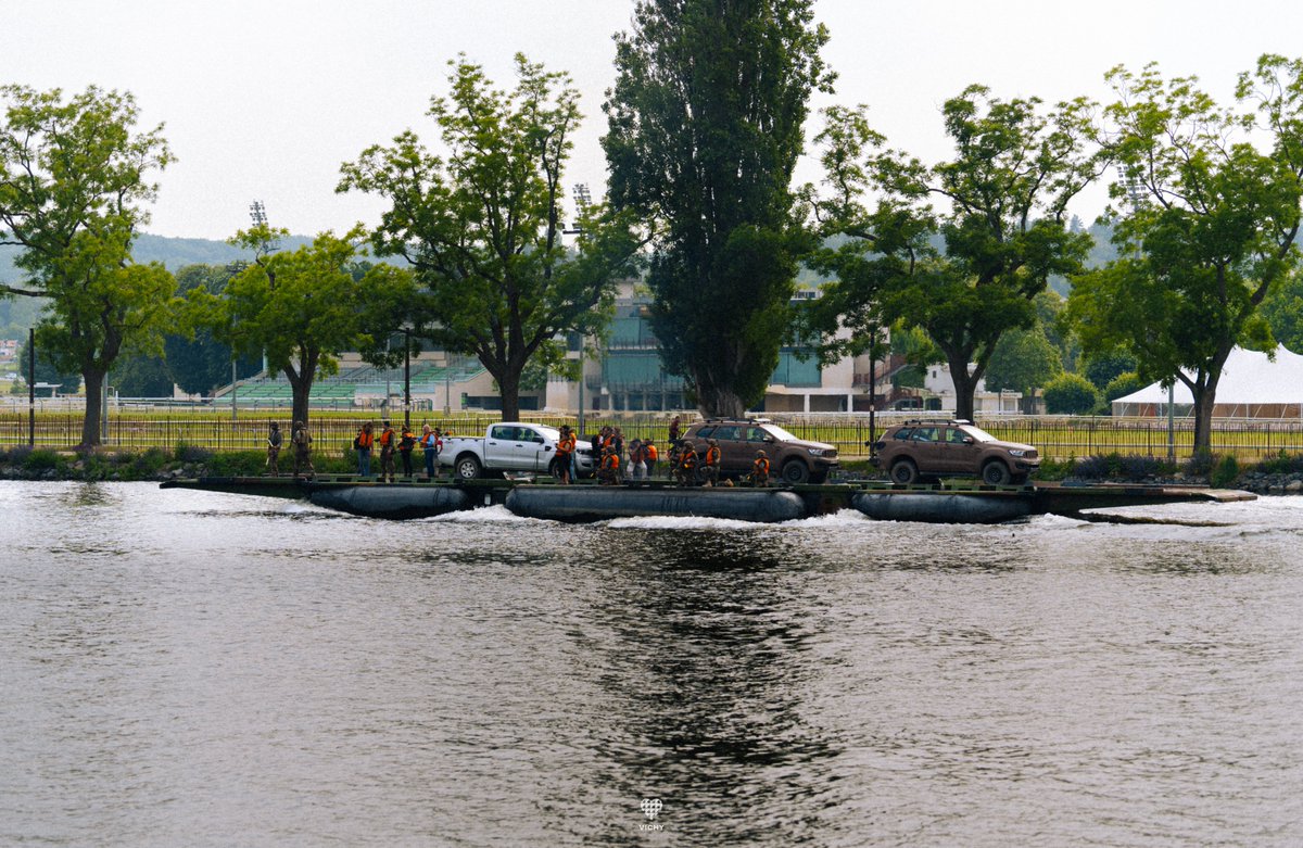 [#OpérationGergovie] 🚛 𝐕𝐢𝐜𝐡𝐲 𝐚𝐮 𝐜œ𝐮𝐫 𝐝’𝐮𝐧 𝐞𝐱𝐞𝐫𝐜𝐢𝐜𝐞 𝐝’𝐞𝐧𝐯𝐞𝐫𝐠𝐮𝐫𝐞 ! 
500 soldats, 50 blindés, avions, hélicos et drones mobilisés jusqu’au 14 juin à Vichy et Clermont-Ferrand pour un exercice interarmées. 📍Vichy : exercice de franchissement du lac