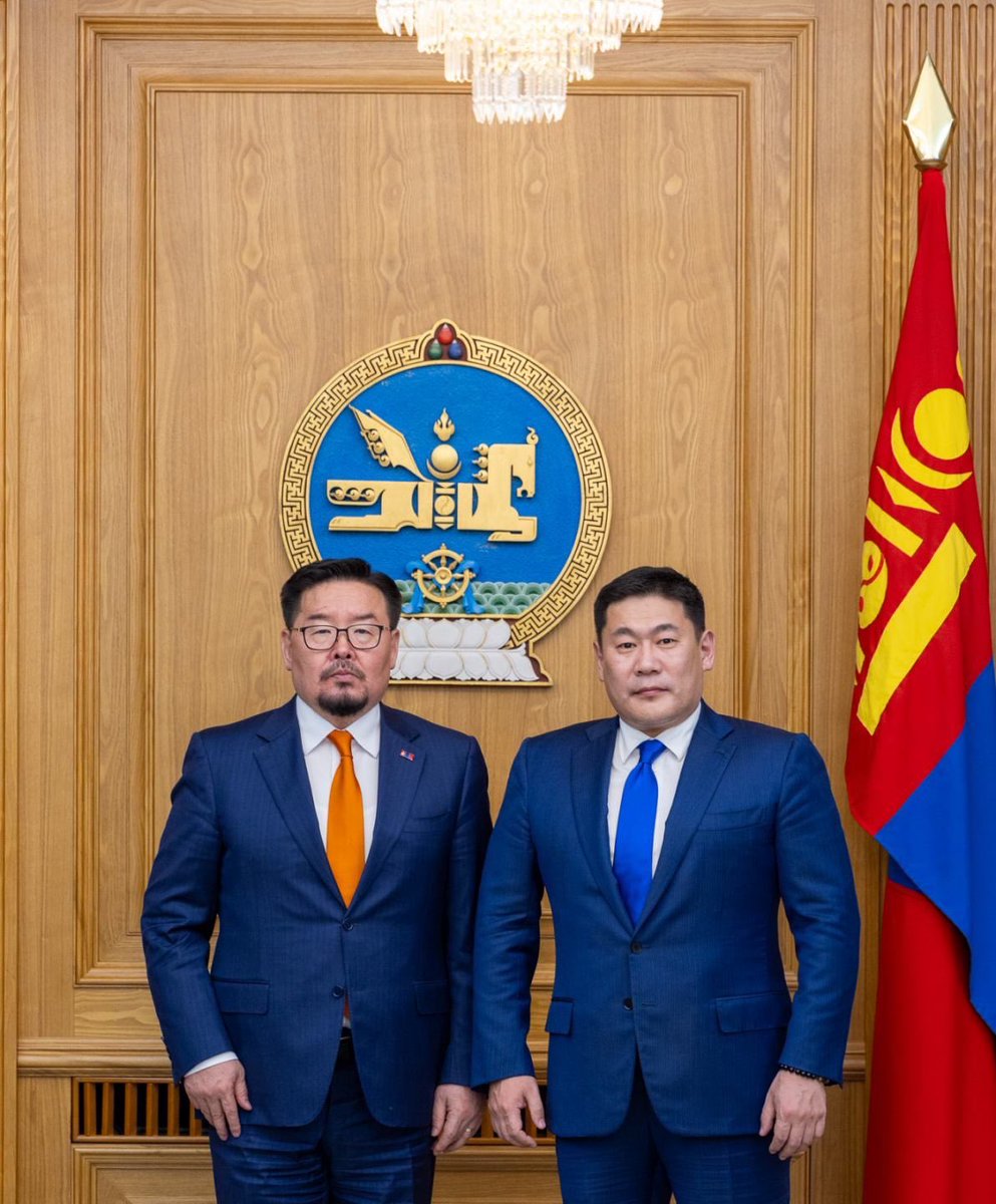 zasag_mn's tweet photo. Монгол Улсын 34 дэх Ерөнхий сайд Гомбожавын Занданшатар Засгийн газрын тамгаа гардаж авлаа. 
Монгол Улсын 33 дахь Ерөнхий сайд Л. Оюун-Эрдэнэ тамга гардуулан өгөхдөө Монгол Улсын хөгжлийн төлөөх их үйлсэд нь амжилт  ерөөгөөд “Алсын хараа-2050” урт хугацааны хөгжлийн бодлогыг үргэлжлүүлэн ажиллахыг хүслээ. 
Монгол Улсын шинэ Ерөнхий сайд  Г.Занданшатар  Ерөнхий сайд асан Л.Оюун-Эрдэнэд амжилт хүслээ. Мөн “Алсын хараа”, “Шинэ сэргэлтийн бодлого” болон хөгжлийн мега төслүүдийг амжилттай хэрэгжүүлж Монголын түүхэнд үлдэх эрхэм гавьяа байгуулсныг онцлоод цаашдын ажил үйлсэд нь амжилт хүслээ.