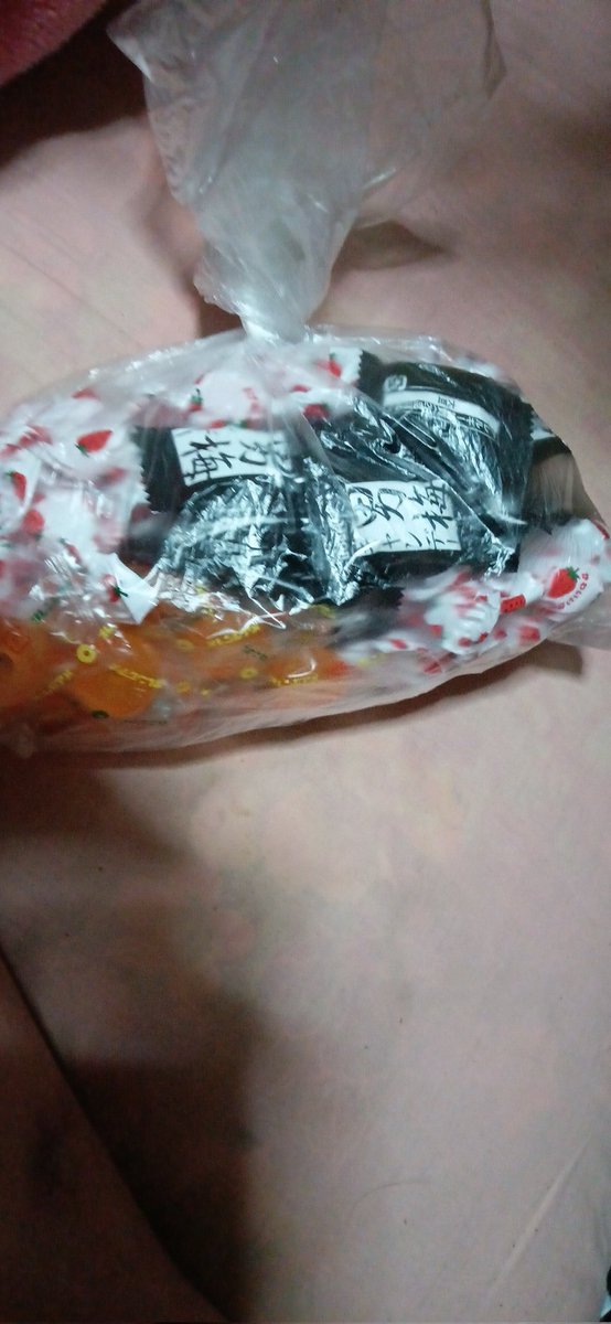 jiroxyz's tweet photo. 飴などのお菓子を買ってきたらアイラップに入れます
#アイラップ https://t.co/xTLOarWTdt