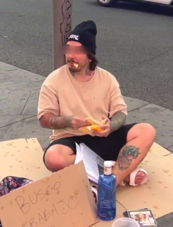 🚨"Con lo que me paga Auronplay no tengo ni para comer" son las palabras de Jokki, visto recientemente en una situación lamentable.
Su editor (probablemente despedido) es visto pidiendo limosna a cambio de lo que él llama "servicios comunitarios".