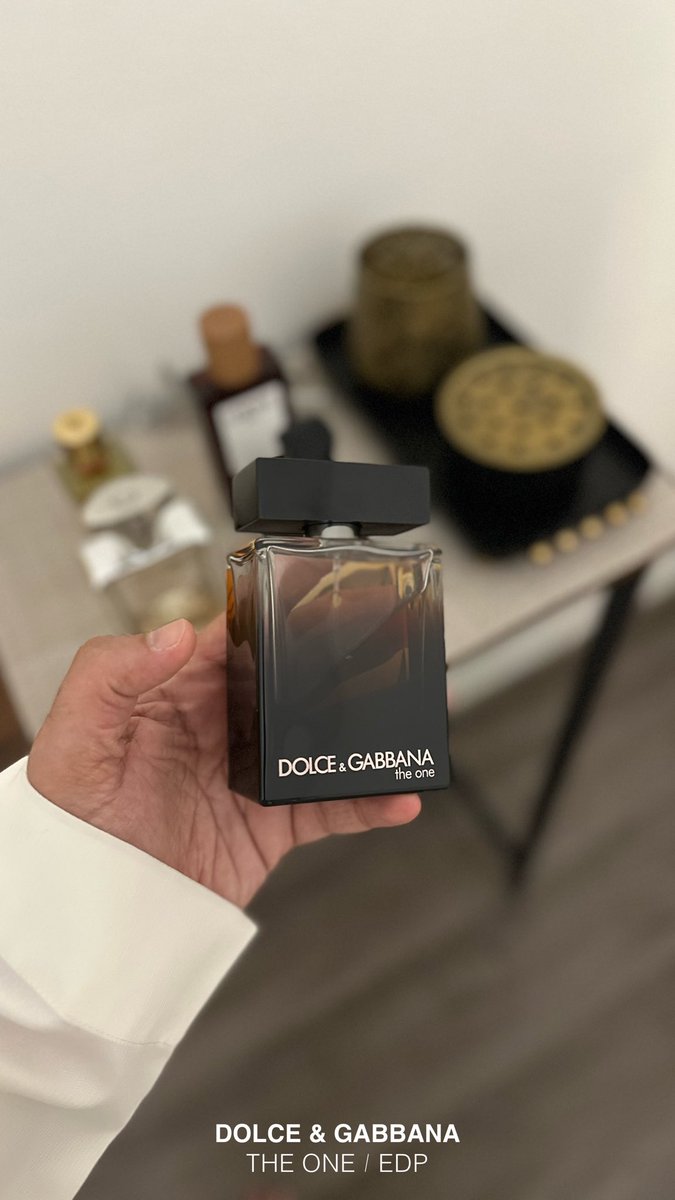 فيه عطور تآخذها وإنت مرتاح.
ما تحتاج تجرب، لأنها أثبتت نفسها ولامست ذوق أغلب الرجال مهما اختلفت أذواقهم.
عطور انصنعت عشان تكون مضمونة، أنيقة، ومحبوبة بدون نقاش.

اخترت لكم أربعة عطور من النوع اللي صعب تندم على جمالها.