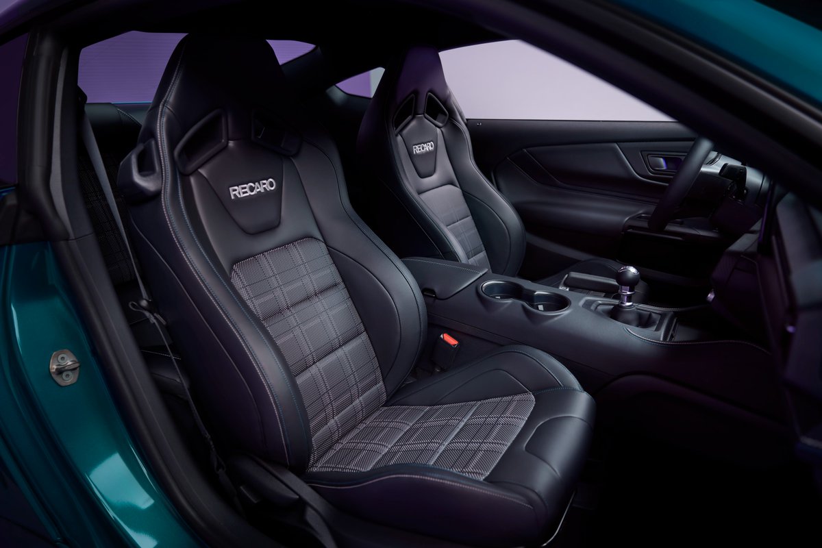 Nous sommes ravis de vous présenter l'ensemble Ford Mustangᴹᴰ FX 2026, un mélange saisissant d'ambiance vintage et de conduite moderne inspiré par la légendaire Fox Body Mustang des années 1980.

Disponible sur les modèles GT Premium à partir du 17 juin. #FordMustang