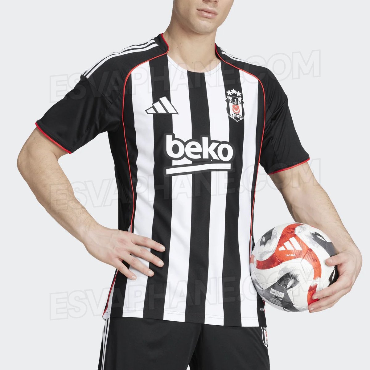 Şu üç setin bir tanesinde estetik, özen, ince çalışma, detay ya da özgünlüğe dair bir emare gösterin. Yok! 
Dümdüz tshirtlere arma basıyor ona da forma diyorsunuz! 
Bunlara hangi zevksiz onay veriyor hangi kör karar veriyor anlamak mümkün değil! 

#Beşiktaş