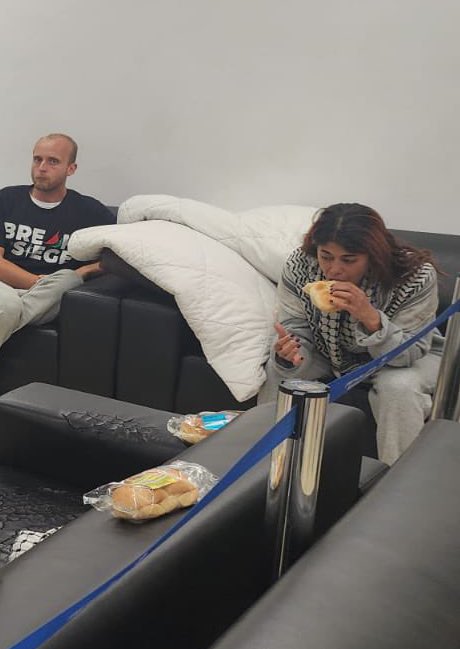 Image poignante de la fin de la grève de la faim de Rima Hassan, qui aura donc héroïquement tenu du dîner au petit déjeuner.
