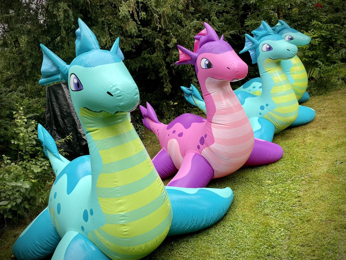 GirlLowrider's tweet photo. Squeaky Seadragons Meet 

#puffypaws #inflatable https://t.co/ETSf0If59m