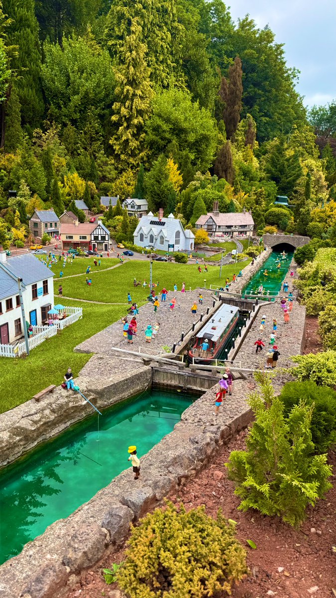 Life on the village canal is pure bliss with vibrant canal boats gliding by, canoes drifting peacefully, and the gentle sound of fishing lines being cast. ⛴️🛶🎣

model-village.co.uk

#miniature #modelvillage #gardens #devon