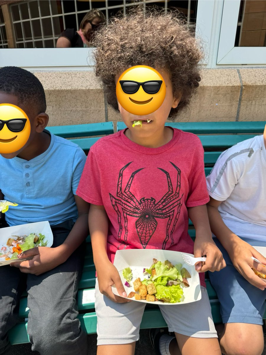 JacksonRdCSL's tweet image. It was time to harvest lettuce for 2nd Grade’s Salad Science Party today! 🥬 💚 @GoNatureForward @velasquez_mcps @JacksonRoadAP