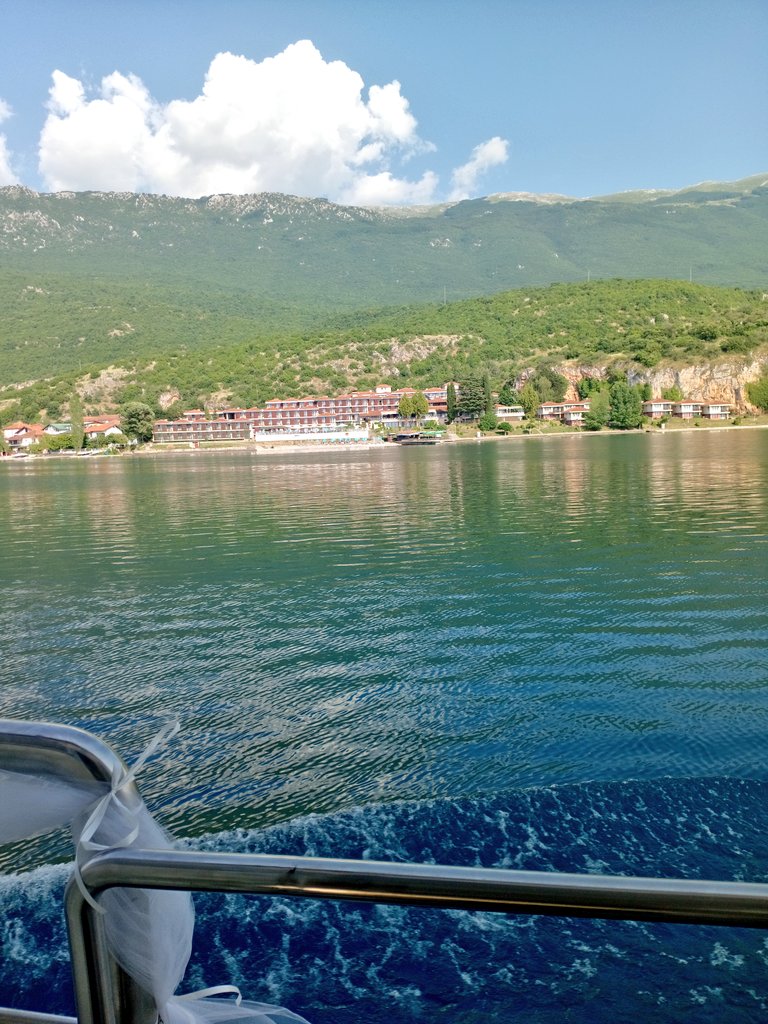 Еее, од свадби само вакви ❤️
Строго одбрани гости од потесен круг на семејство/пријатели, крстарење по Охридсково езеро, забава/музика со диџеј,  венчавка Св.Наум и назад 😍