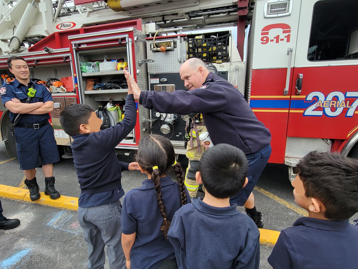 oakvillefire's tweet photo. 🚒🔥Exciting day at Walden International School!  The students had a special visit from Station 7 - complete with a fire truck tour and a fun lesson in fire safety from our Pub Ed Officers.  Big thanks to crews for keeping our community safe!  
#CommunityHeros #SchoolVisit https://t.co/c0XoTGp7hg