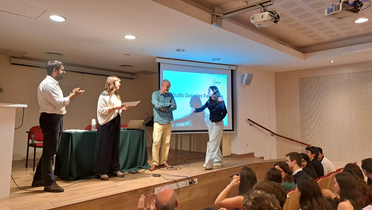 JesuitesEdu's tweet photo. 🔚 Al maig es va fer la cloenda del Programa de Lideratge Social Ignasià a #JECasp. Joves de 16-18 anys esdevenen agents de canvi, preparats per als reptes tecnològics, econòmics, socials i més! 🌍
📷 Alumnes, docents, familiars i ponència d'@antonibassas. https://t.co/jK745KAkRl