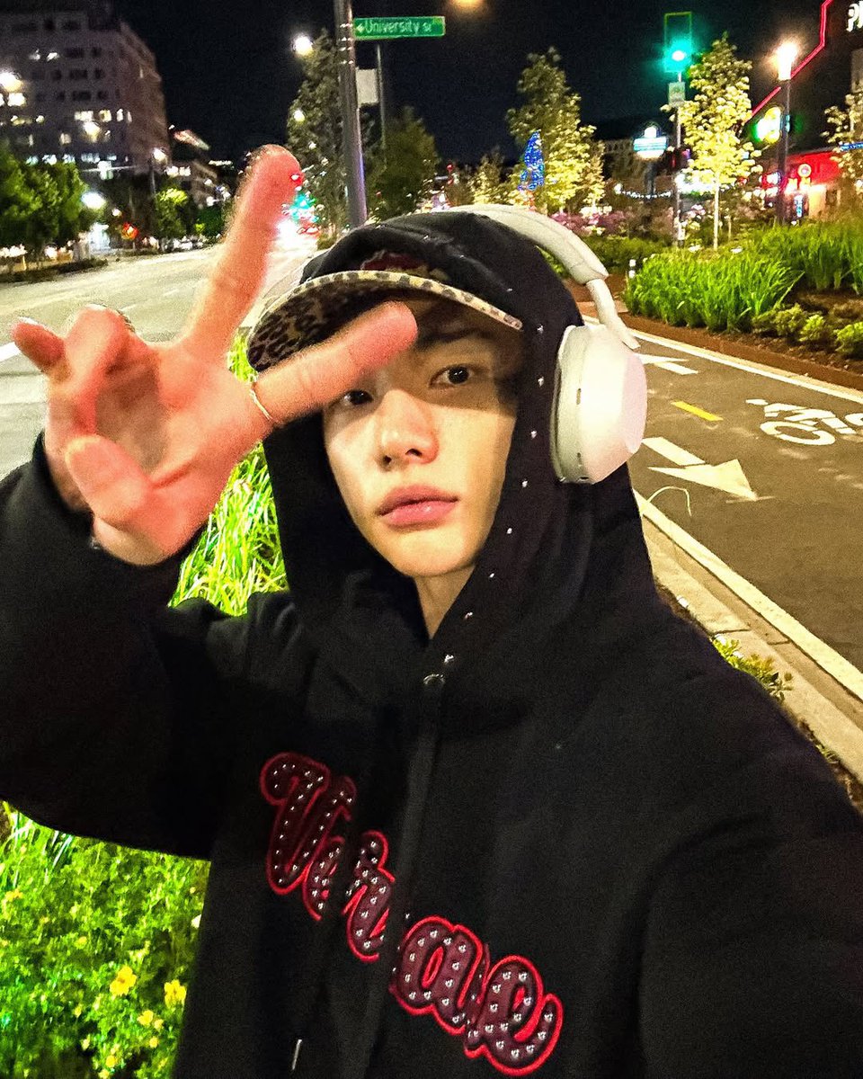 #hyunjin instagram update 

🎶 my chemical romance - teenagers