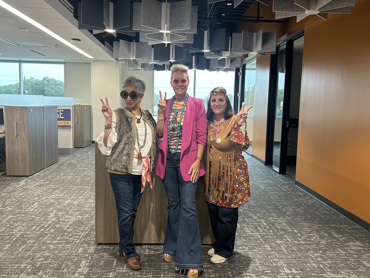 CFISDHeatherK's tweet image. We traveled through time for Decades Day and loved every minute of it! From poodle skirts to bell-bottoms to scrunchies, it was amazing seeing everyone dressed in their favorite era! 🕺📼📻 #DecadesDay #SummerTimeWorkFun @CFISDCOMMPROG @CFISDengagement @CyFairISD