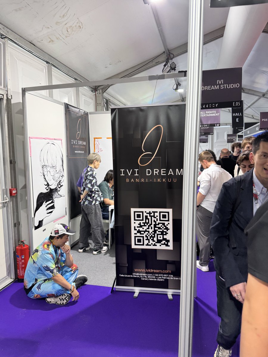 アヌシーに来たら派手な格好した望月さんがブースの隣で床に座ってバキバキにミーティングしてた。
10年以上もアヌシーに出展してる人だけが到達できる領域を見た気がする。
#annecyfestival2025