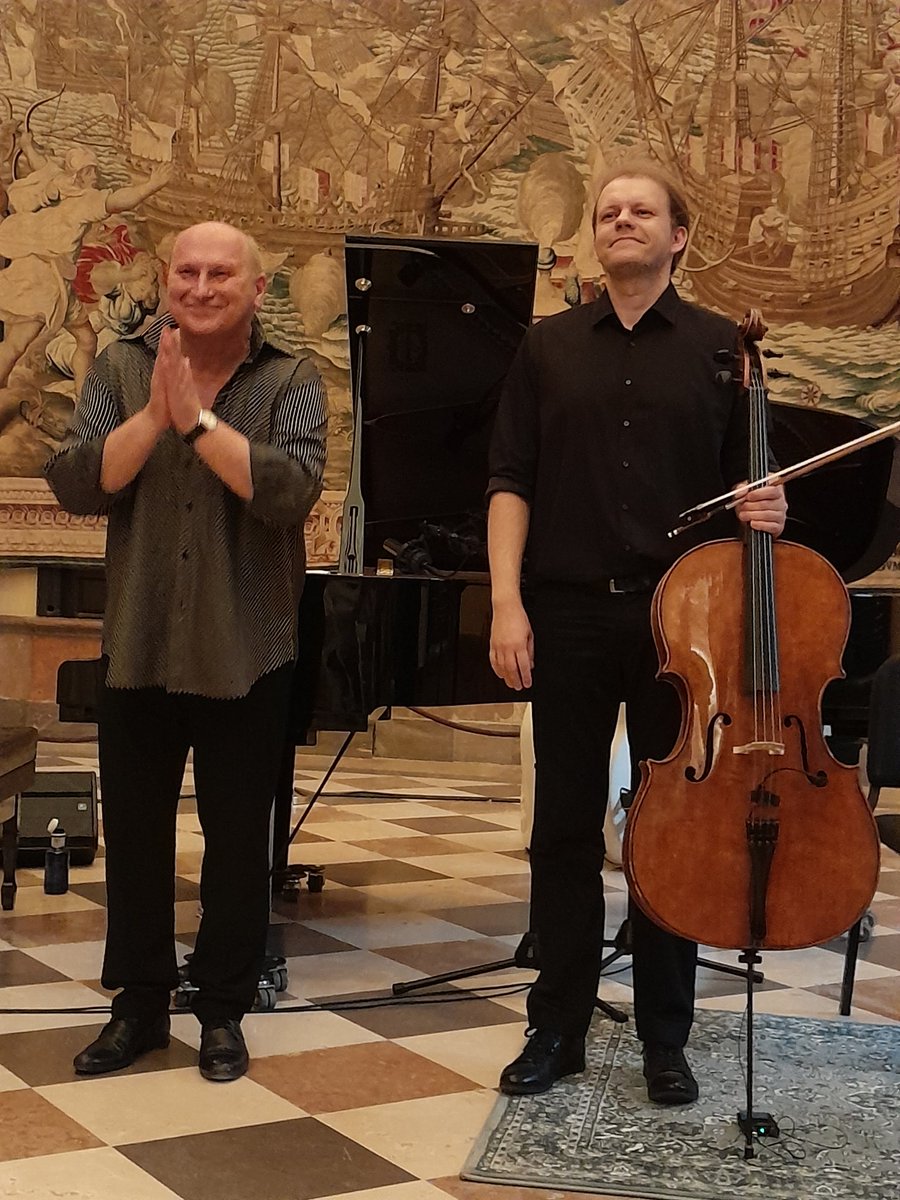 Jazz Polaco en el Salón de Tapices.
El dúo Pawlik &amp; Pawlik, Włodek y Łukasz, padre e hijo, y su sensitivo diálogo de piano y violonchelo en un concierto de jazz festoneado de música clásica, música de películas o folclore. Sonoridades y deleite el Real Alcázar.