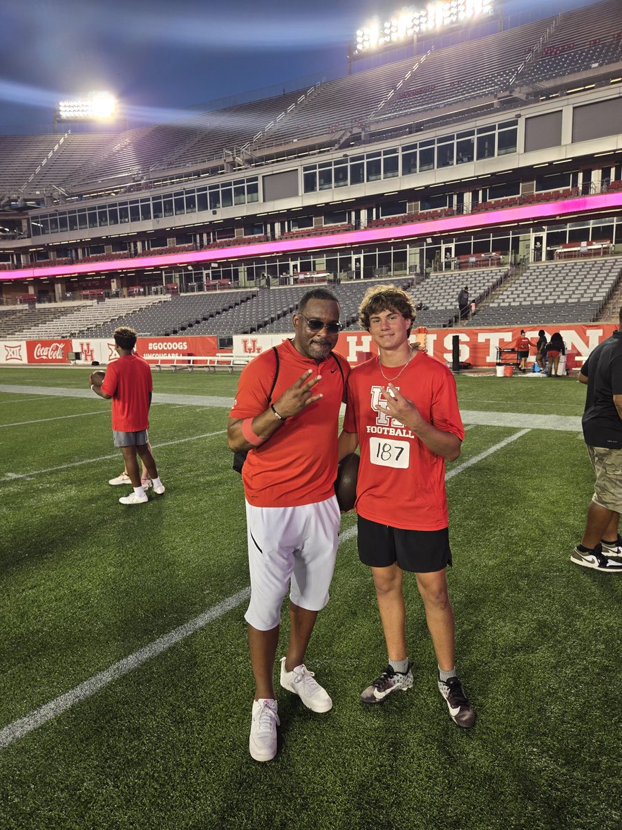 Tony_morrison9's tweet image. Had a great time @UHCougarFB... Got to talk about my game with @CoachShawnBell and had a great experience!!! #Blessed
@CoachCaseyVogt @Coach_Fudge @HeckendornTrey @CoachMaxwe11 @QuizzRodg3r2 @CoachWEFritz