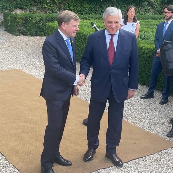 “Oggi più che mai un partenariato forte e strategico è sempre più importante. Fondato su relazioni bilaterali ampie e profonde (…) esso contribuisce al nostro obiettivo comune di un’Europa forte e sovrana.” 🇮🇹🇩🇪🇪🇺 Leggete la dichiarazione congiunta 👇 t1p.de/q1r7q