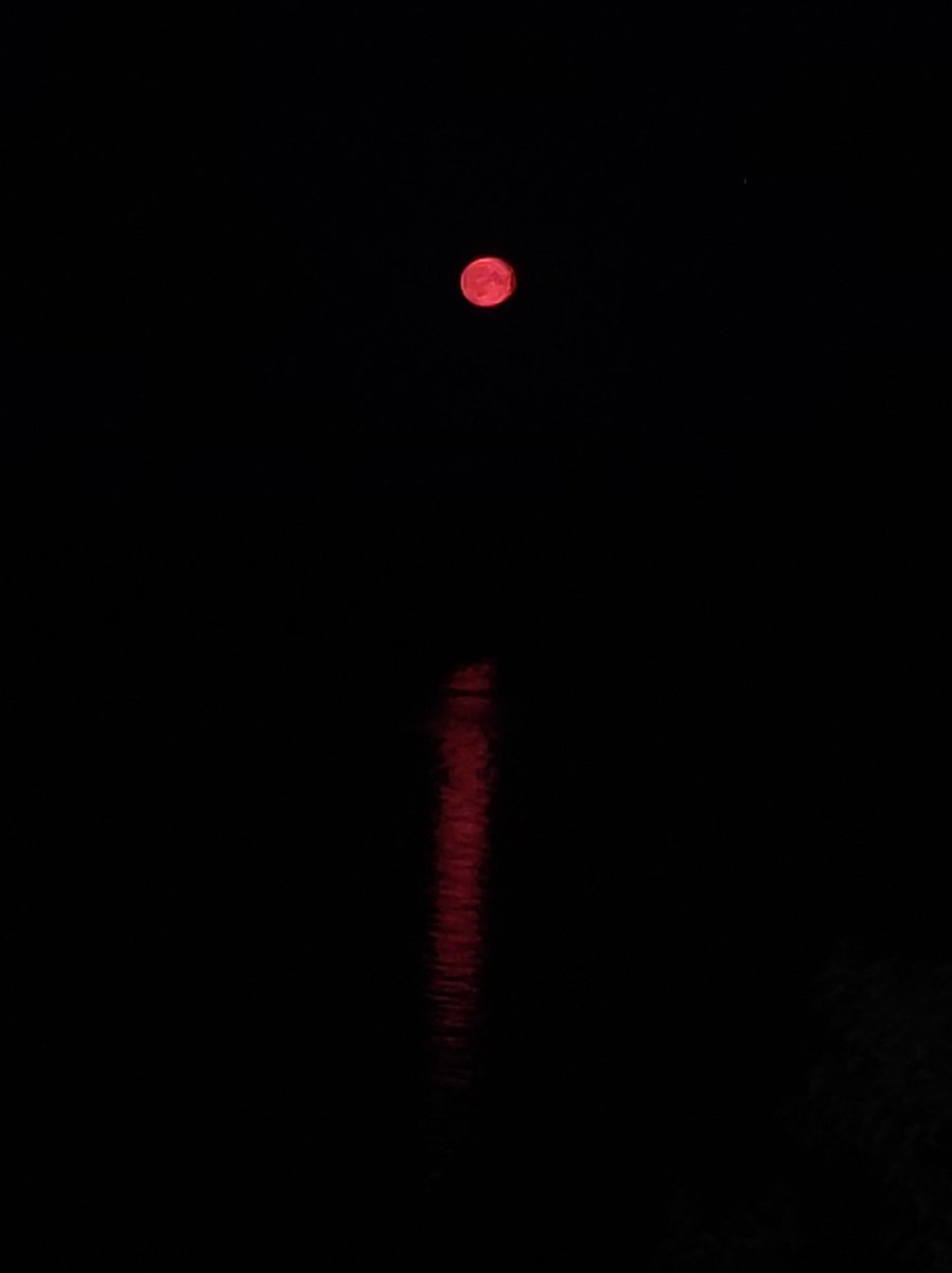 смотрите, это вчера луна была очень красивой.