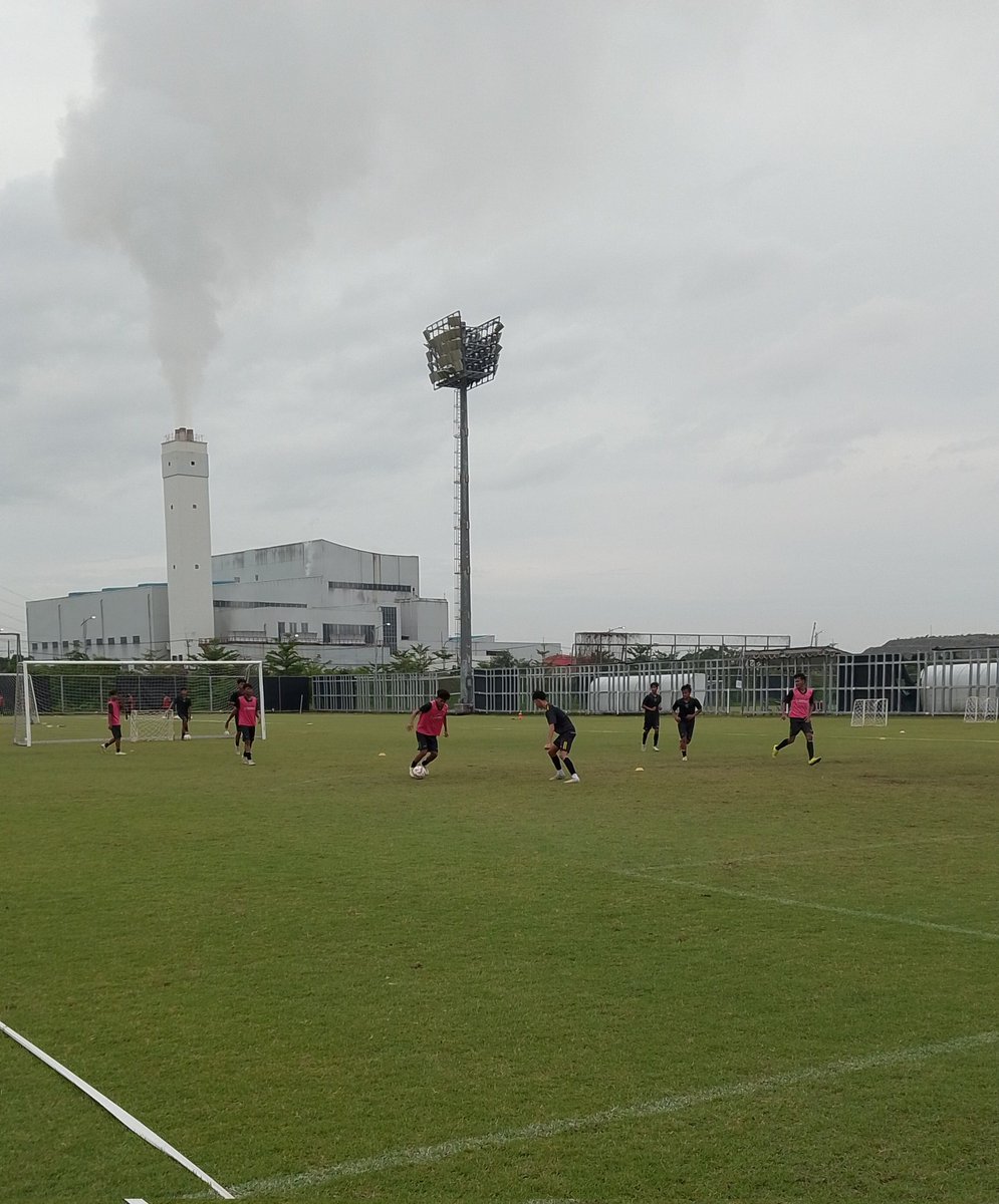 INDONESIA BUKAN NEGARA PEMAIN SEPAKBOLA

melainkan negara fans sepakbola. Karena tingkat partisipasi bermain sepakbola masih sangat kecil dibanding negara yg lain.

Partisipasi sepak bola di Jepang sangat tinggi, pemain terdaftar mencapai sekitar 834 ribu. Indonesia? 67.000.