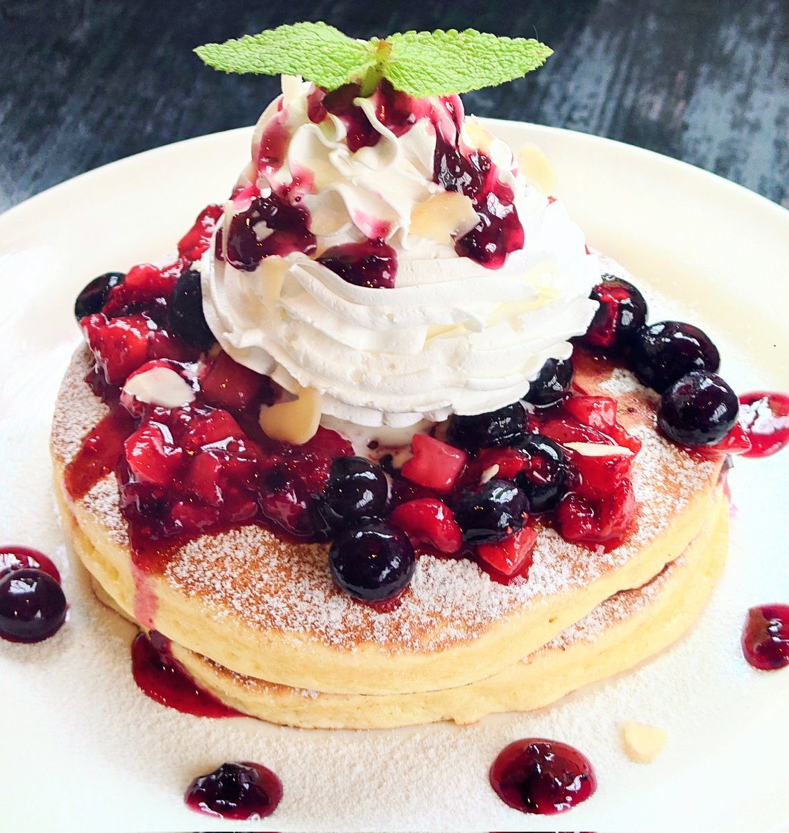 caferossy's tweet photo. 本日より『ミックスベリーホットケーキ』が始まります。
14時以降限定メニューです。
よろしくお願いいたします。
『はちみつレモンホットケーキ』は終了となりました。 https://t.co/gEIQYPrSit