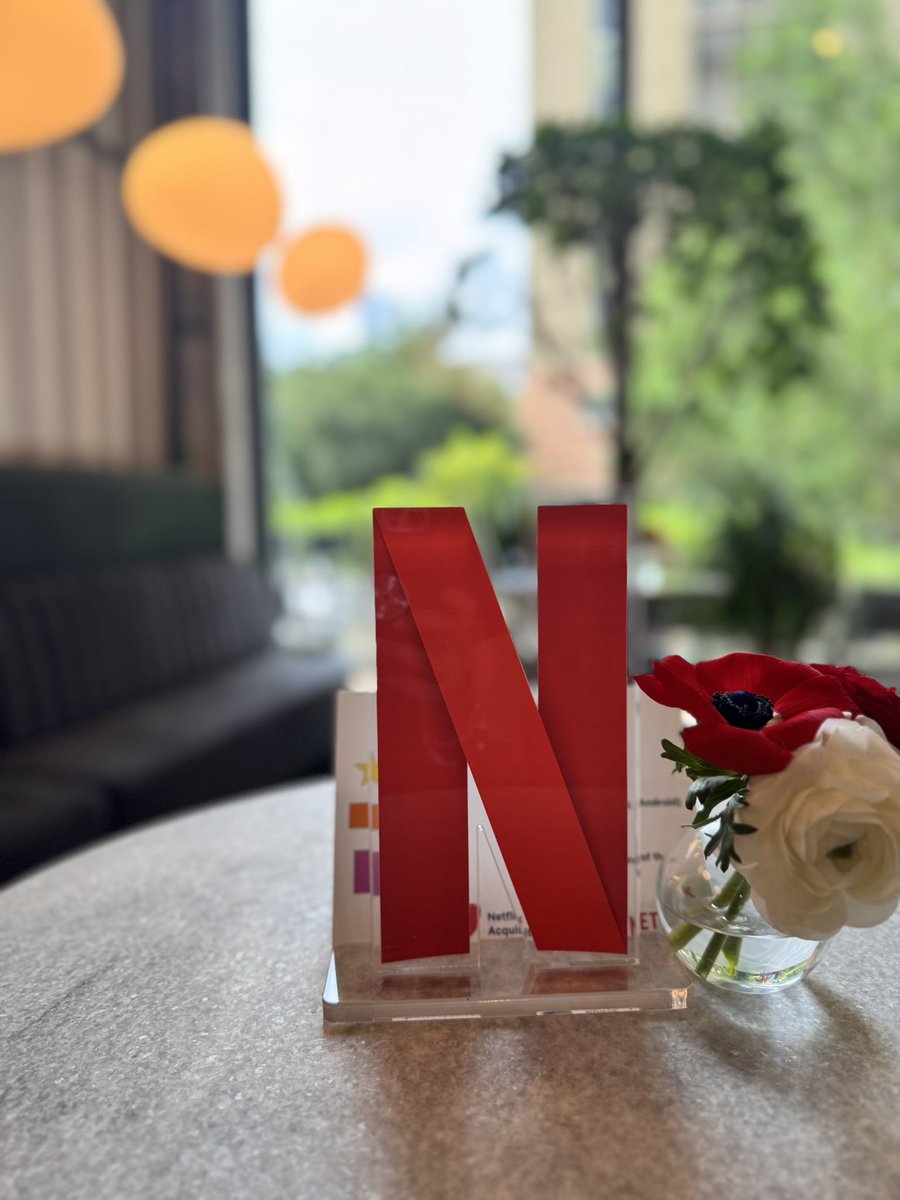 RoxanaCodes's tweet image. Omg it’s packed but I spotted a @shaundai person in the wild!
@intelagense 
@fun_bunch 
@RenderATL 
@netflix
#renderatl #atlantatechweek