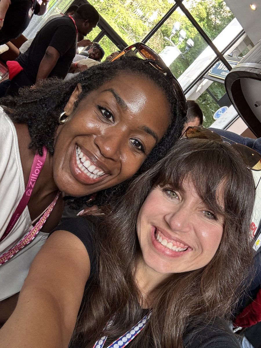 RoxanaCodes's tweet image. Omg it’s packed but I spotted a @shaundai person in the wild!
@intelagense 
@fun_bunch 
@RenderATL 
@netflix
#renderatl #atlantatechweek