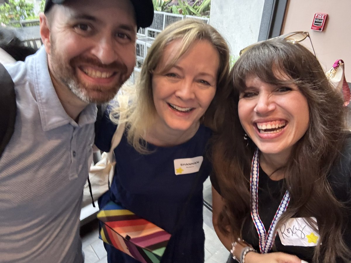 RoxanaCodes's tweet image. Omg it’s packed but I spotted a @shaundai person in the wild!
@intelagense 
@fun_bunch 
@RenderATL 
@netflix
#renderatl #atlantatechweek