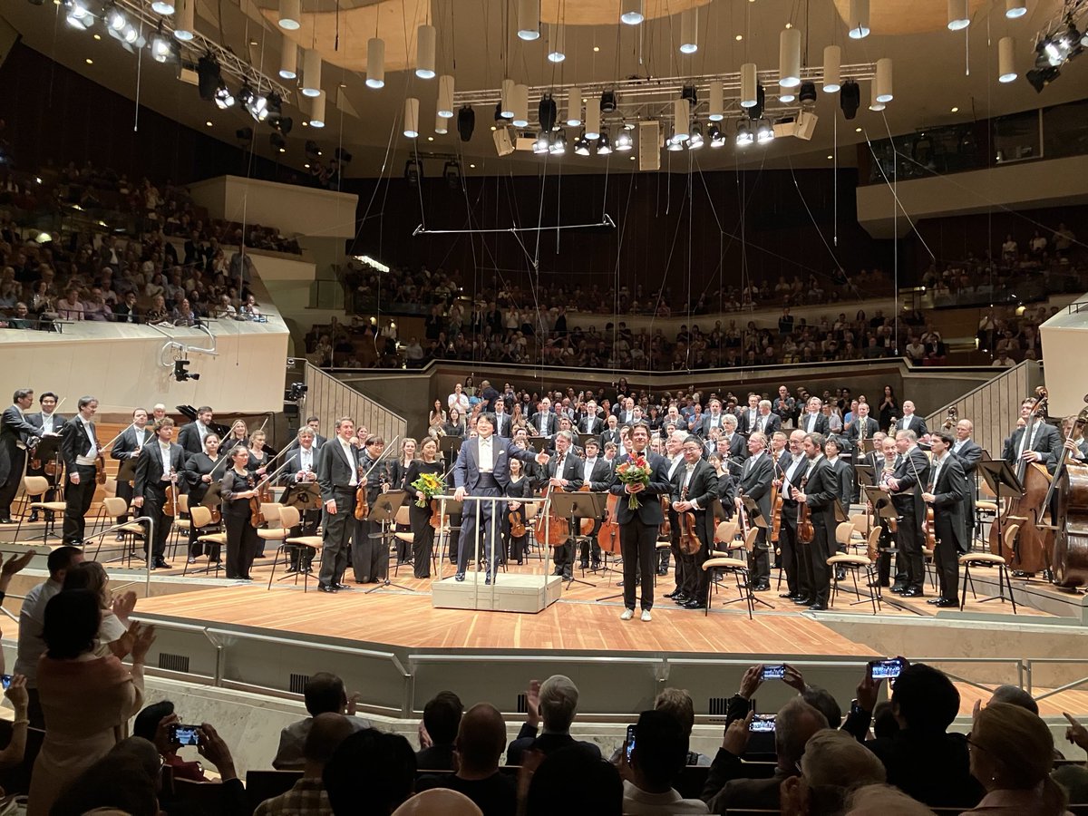 masatoberlin's tweet photo. 山田和樹&amp;ベルリン・フィル、期待はしていたけれど、デビュー公演の初日でここまでやるとは！センセーショナルといっていいと思う。サン=サーンスの「オルガン付き」の最後など、山田の棒に導かれてオケの方が喰らい付いていくような趣で、ホール全体が熱狂した。残り2日も楽しみ。 https://t.co/jyAXYcCrWh