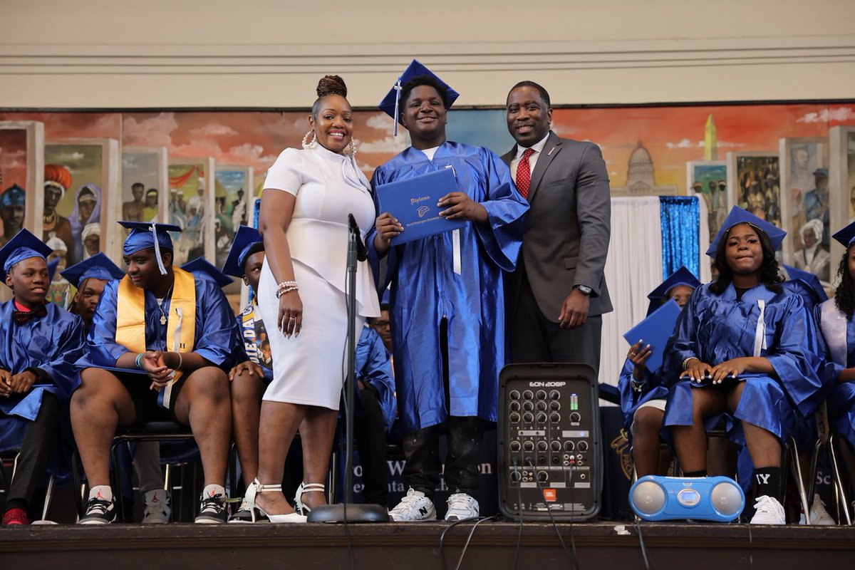 Repevans33's tweet image. Congrats to the graduates of 𝗛𝗮𝗿𝗼𝗹𝗱 𝗪𝗮𝘀𝗵𝗶𝗻𝗴𝘁𝗼𝗻 𝗘𝗹𝗲𝗺𝗲𝗻𝘁𝗮𝗿𝘆 𝗦𝗰𝗵𝗼𝗼𝗹. I believe in these beautiful, brilliant citizens of the world 🌎. Yesterday, I asked them to keep dreaming, thinking and exploring their neighborhood.
During my remarks I asked them…