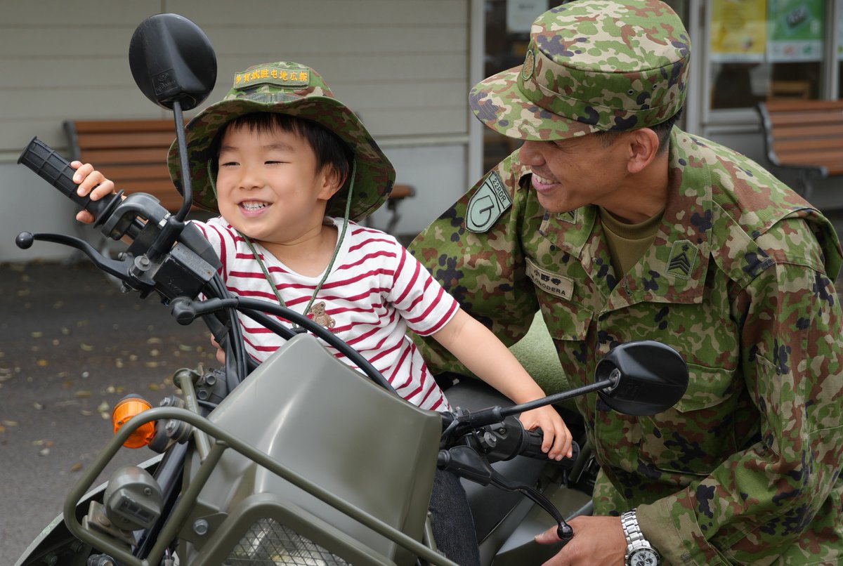 TagajoGSDFpr's tweet image. #第22即応機動連隊 は6月8日(日)にイオン多賀城店で行われた「#イオン多賀城店 感謝祭」において、高機動車及び偵察用オートバイの展示に協力しました。
